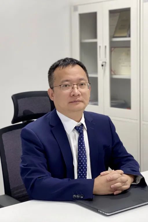 编者按： 作为珠海国企龙头华发集团旗下企业，华发物业秉承集团优秀的企业文化，建立起以“正气、品质、关怀”为核心的企业文化体系，同时在企业文化引导下，积累形成“任人唯贤，公平竞争”的选人、用人理念，建立了规范、严格的人才选拔机制。 不管是公司高管还是基层班长，都有着相应的选拔标准与流程。从任职资格审核，到管理（业务）知识笔试、述职面试、民主考察，再到领导面对面谈话和廉洁从业宣誓，每一步都有章可循，清晰规范，这既是公司“正气”精神的体现，也是对员工成长的尊重。 在这样的透明、公平的环境下，一批批没有“背景”的员工成长了起来，从基层成长为中高层的例子比比皆是。 我们从中选取了部分同事的成长故事，分期分享，期望能给大家展示华发物业的文化。 01 贺建林： 勇当拓荒牛 追逐物业梦  贺建林，2003年2月入职珠海华发物业管理服务有限公司，现任华发物业珠海区域副总经理，注册物业管理师。曾先后获评华发集团“优秀中层”“先进个人”及“优秀共产党员”称号，华发物业“先进个人”等荣誉称号。 时光打碎重组，伴随着华发物业的成长历程，贺建林的故事篇章渐渐铺开在...