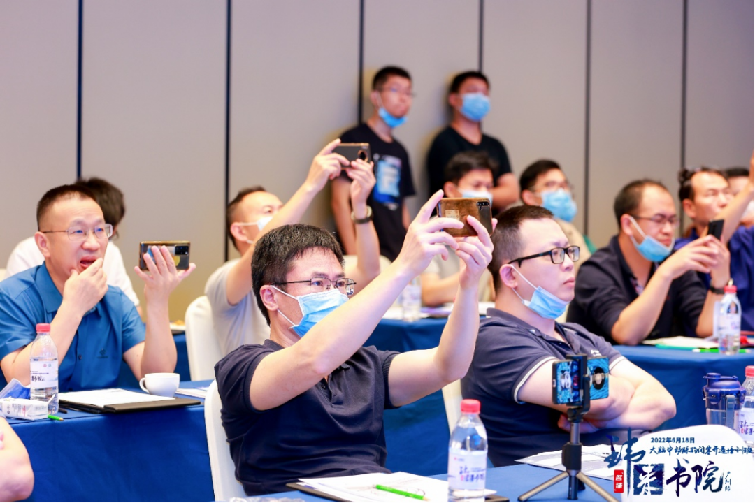 China has the highest rate of cerebrovascular disease in the world. Among them, ischemic stroke seriously threatens the lives and health of our citizens due to its high fatality rate, high disability rate, and high recurrence rate. Endovascular interventional treatment for middle cerebral artery occlusion has become an important treatment for stroke, and it is also a mountain that many cerebrovascular disease centers urgently need to climb. In order to improve the level of occlusion and opening of arteries in the middle of the brain in the field of neurological intervention, we will promote the development of interventional neurological diagnosis and treatment in our province. Led by Professor Pan Suyue and Professor Ji Zhong of Nanfang Hospital Stroke Center & Neurointerventional Training Center, it was co-planned with Xin Wei Medical“Weilai Academy - Opening Course on Middle Cerebral Artery Occlusion”It was also successfully held at Guangzhou Nanhu Holiday Hotel on June 18, 2022. The training course invited a number of well-known experts in neurological intervention, neuroimaging, neuroultrasound, etc. from inside and outside Guangdong Province to give lectures and guidance. Through various forms such as surgical techniques, strategy analysis, actual practice sharing, and case review, they shared their valuable experience in opening artery occlusion in the middle of the brain. Through in-depth discussions and exchanges in this training course, we brought new clinical ideas and surgical initiation techniques to our neurointerventional colleagues who participated in the training course. Professor Pan Suyue, director of the Department of Neurology at Nanfang Hospital, gave an opening speech to kick off this training course. Professor Pan Suyue and Mr. Yu Feng of Xin Wei Medical jointly held an unveiling ceremony for the “Weilai Academy - National Standardized Stroke Diagnosis and Treatment Training Center”. First half of academic teaching In the academic teaching of the training course...