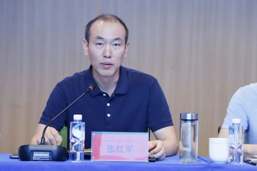 On the road, global visual road network monitoring and drones monitor the road 24 hours a day; in the community, smart trash bins automatically identify and sort garbage; in the park, smart security can perform face recognition and fire monitoring... Entering the Zhengzhou National High-tech Industrial Development Zone, the atmosphere of innovation flared up, and smart technology was within reach. On September 8, with the Honglian Joint Venture hosted by China Soft International Liberation as a front stop, the Zhengzhou High-tech Zone “Everyone Helps Ten Thousand Enterprises” series -- Hongmeng Ecology Special Head Strategy Private Meeting was held in the Zhengzhou High-tech Zone. The event invited business leaders from various industries such as Ziguang Computer, Daxin Home, and Chicheng Co., Ltd., as well as executives from listed companies such as Hanwei Technology, Xinke Electronics Co., Ltd., Tianmai Technology, Dafluo, and Xiangyu Medical to discuss ways to break through and develop local enterprises in Zhengzhou and digitally transform and innovate the Internet of Things Ecology encourages enterprises to seize new technologies Business opportunities brought about by scenarios.  HarmonyOS Ecosystem Special Head Strategy Private Committee Meeting Experts Answer Questions   At the event site, experts such as Chao Xiaoping, vice president of the Hongmeng Ecological Business Department of China Soft International, Wu Changgao, dean of the Beijing Institute of Technology and Innovation, Wang Yusong, director, and Ma Yuan, head of China Soft International Liberation Honglian, answered questions one by one and gave guiding ideas and directions in response to the questions that need to be solved when joining Hongmeng Ecology. Wu Changgao, Dean of Beijing Institute of Technology Innovation  Ma Yuan, head of China Soft International Liberation Service Honglian Since April 2020...