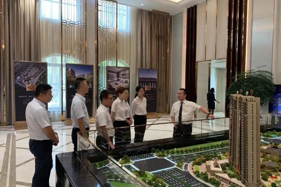 编者按： 作为珠海国企龙头华发集团旗下企业，华发物业秉承集团优秀的企业文化，建立起以“正气、品质、关怀”为核心的企业文化体系，同时在企业文化引导下，积累形成“任人唯贤，公平竞争”的选人、用人理念，建立了规范、严格的人才选拔机制。 不管是公司高管还是基层班长，都有着相应的选拔标准与流程。从任职资格审核，到管理（业务）知识笔试、述职面试、民主考察，再到领导面对面谈话和廉洁从业宣誓，每一步都有章可循，清晰规范，这既是公司“正气”精神的体现，也是对员工成长的尊重。 在这样的透明、公平的环境下，一批批没有“背景”的员工成长了起来，从基层成长为中高层的例子比比皆是。 我们从中选取了部分同事的成长故事，分期分享，期望能给大家展示华发物业的文化。 01 贺建林： 勇当拓荒牛 追逐物业梦  贺建林，2003年2月入职珠海华发物业管理服务有限公司，现任华发物业珠海区域副总经理，注册物业管理师。曾先后获评华发集团“优秀中层”“先进个人”及“优秀共产党员”称号，华发物业“先进个人”等荣誉称号。 时光打碎重组，伴随着华发物业的成长历程，贺建林的故事篇章渐渐铺开在...