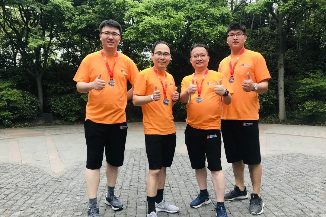 编者按： 作为珠海国企龙头华发集团旗下企业，华发物业秉承集团优秀的企业文化，建立起以“正气、品质、关怀”为核心的企业文化体系，同时在企业文化引导下，积累形成“任人唯贤，公平竞争”的选人、用人理念，建立了规范、严格的人才选拔机制。 不管是公司高管还是基层班长，都有着相应的选拔标准与流程。从任职资格审核，到管理（业务）知识笔试、述职面试、民主考察，再到领导面对面谈话和廉洁从业宣誓，每一步都有章可循，清晰规范，这既是公司“正气”精神的体现，也是对员工成长的尊重。 在这样的透明、公平的环境下，一批批没有“背景”的员工成长了起来，从基层成长为中高层的例子比比皆是。 我们从中选取了部分同事的成长故事，分期分享，期望能给大家展示华发物业的文化。 01 贺建林： 勇当拓荒牛 追逐物业梦  贺建林，2003年2月入职珠海华发物业管理服务有限公司，现任华发物业珠海区域副总经理，注册物业管理师。曾先后获评华发集团“优秀中层”“先进个人”及“优秀共产党员”称号，华发物业“先进个人”等荣誉称号。 时光打碎重组，伴随着华发物业的成长历程，贺建林的故事篇章渐渐铺开在...