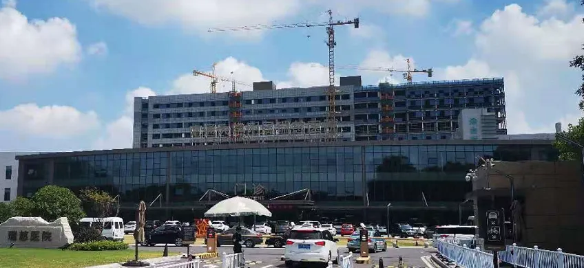 In 2019, Rui Ci Medical Chairman Fang Yixin said at an investor communication meeting. When Rui Ci went public, it only had one comprehensive hospital and some medical examination institutions. At that time, the company's market cap was 4 billion. As a result, the company worked hard, continuously expanded and explored, and made certain breakthroughs in its business model over a period of 2 years. However, the market cap fell by 20 billion, simply because the company did not make a profit from a financial statement perspective. Source: Futu; K-line chart of Rudig Medical stock price; Data as of Sunday, July 25, 2021. In fact, Rudig Medical has been working hard on the right path, with experience in managing general hospitals, and has determined the direction of medical examinations and specialized services for women and children. Over the past few years, the company has been continuously branching out. From the company's business data, all of its business indicators have been consistently improving, even after being affected by the 2020 pandemic, the company's profitability is still increasing and is expected to achieve positive returns this year. Source: Company Annual Report. 1. Scarce High-Quality Hospital Assets Rudig Hospital, affiliated with Nantong University, is China's first private comprehensive hospital. For Fang Yixin and his wife, who have a background in medicine, opening a hospital is to some extent the realization of a life goal. Therefore, observing the establishment of Rudig Hospital in the past 20 years, you can clearly feel the steady pace of the management, which is in stark contrast to the extensive management brought about by the capital expansion of Putian hospitals. 1. Strong comprehensive strength: Rudig Hospital has gradually grown from a small hospital to a comprehensive hospital over the past 20 years, undergoing a transformation...