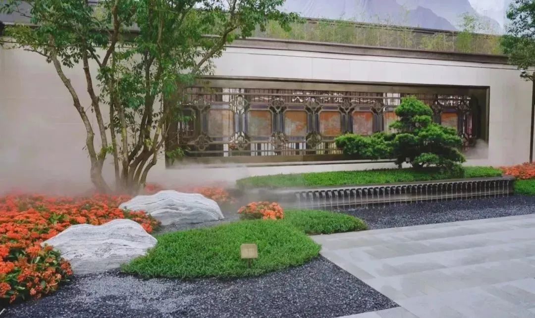 世界再大，不過一個院子。 中國的院子文化，經歷上千年曆史更迭，地位之尊從未動搖。中國人的院子情結，自古以來根深蒂固。上有高堂頤養天年，下有兒女承歡膝下，院子是做好的承載。閱盡世間繁華，歸來詩書田園，院子是最好的寄託。無圍合，不中國，擁有一座院子，三代同堂，分層而居，各有天地，這是無數人的人居理想。 順德龍光·天瀛｜實景圖 在龍光看來，院子，既是一個款待人生的居住空間，也是一個寄寓情懷的精神歸所，更是一個傳承禮序的人文載體。 龍光堅守“產品主義”，把院子系列產品持續鍛造成爲文化人居的標杆之作，新中式風格的院子是其中的重要代表。在汕頭的龍光·御海天禧、龍光·御海天韻、龍光·御海天宸，佛山的龍光·天譽、龍光·天瀛、龍光·玖龍璽、龍光·玖譽臺，南寧的龍光·天宸、龍光·江南院子以及河源龍光城等項目的部分產品組團中，龍光新中式院子盡顯國風雅韻，受到市場青睞追捧。 厚植文化根脈 重塑中國式美好 龍光堅持以傳統文化爲靈魂，並非是一味的仿古複製，而在於在傳承中突破創新，匠造現代經典。同時，在產品落地中，龍光新中式院子還會考慮到不同城市的歷史文化差異...