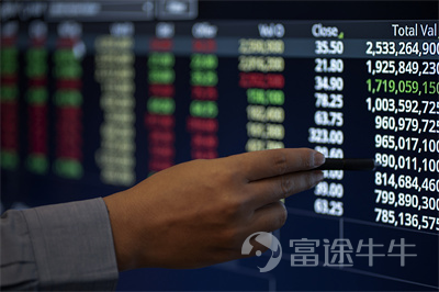 近日港股再度暴跌,以大型科網股的大跌引發蔓延至全市場,致行業板塊全線重挫,市場情緒極度低迷。截至收盤,恒指跌2.27%報14961點盤中一度失守15000點大關,國指跌報失守9千點,恒生科技指數跌3.02%報3035點盤中創歷史新低。 市場是無情的,也是冰冷的,投資者在這冰冷的世界中默默耕耘着自己的一畝三分地,那麼聰明的投資者又會如何在冰冷的資本市場中熱烈的活着? 1、大師們如何應對大跌 最好的學習對象,是在市場中摸爬滾打,存活許久的大師們,他們相對市場的韌性更強。 在股神巴菲特看來,投資者在面對股市劇烈波動時,最好的方法應該是保持冷靜,並堅守長揸的投資原則。 已經90歲的巴菲特經歷了風風雨雨,他曾在2016年的一次採訪中告誡投資者:「當股市走跌時,不要密切關注股市表現。如果一個投資者遇到股市下跌就憂心忡忡,然後想着等股市回升時就拋掉手中的股票,那麼這種投資者最終不會獲得理想的回報。」 大師巴菲特反覆把玩的老話:看準了,就要拿得住。 不過諷刺的是,他的老師格雷厄姆管理的基金卻在1929-1932年的融危機中虧損高達78%,這場超級...