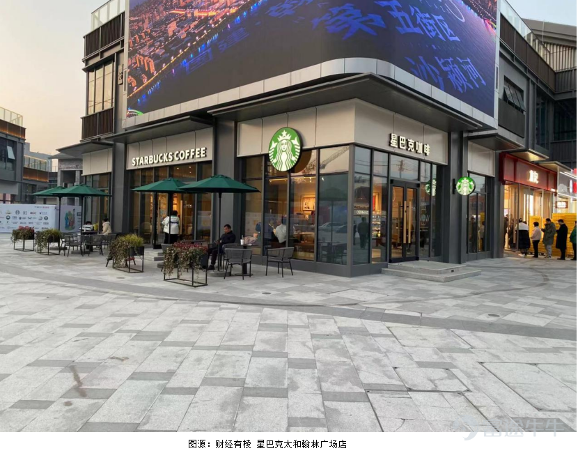 Facing an increasingly competitive coffee market, where will the next growth come from? Currently, coffee brands are adopting an expansion model targeting lower-tier cities for growth. In the first quarter of fiscal year 2023, Starbucks$Starbucks (SBUX.US)$opened 69 new stores in China, entering 10 new cities including Qingyuan, Wenshan, and Xinyu. Its Chief Operating Officer, Belinda Liu, stated that Starbucks is not only focusing on prefecture-level markets nationwide but also county-level markets. Previously, Starbucks focused on first- and second-tier cities, mainly promoting mid-to-high-end specialty coffee. However, with the market becoming increasingly saturated, Starbucks has turned its attention to lower-tier cities. Luckin Coffee$Luckin Coffee (LKNCY.US)$On January 30, Luckin Coffee announced its '2023 First Round New Retail Partner Recruitment Plan,' which included many county-level cities among the 33 newly added cities, signaling Luckin's acceleration into these lower-tier markets. MIXUE Ice Cream & Tea’s coffee brand, Lucky Coffee, added nearly 1,500 new stores in 2022, primarily located in third- and fourth-tier cities in China. This indicates that the two leading forces in the lower-tier market competition have already been at battle, and with Starbucks joining the mix, a three-way rivalry seems inevitable. Data shows that by the end of 2021, the permanent population of county towns in China's 1,472 counties was about 160 million people, and the urban population in 394 county-level cities was around 90 million people, accounting for nearly 30% of the country's total urban population. This represents an undeniably massive potential market. However, ...