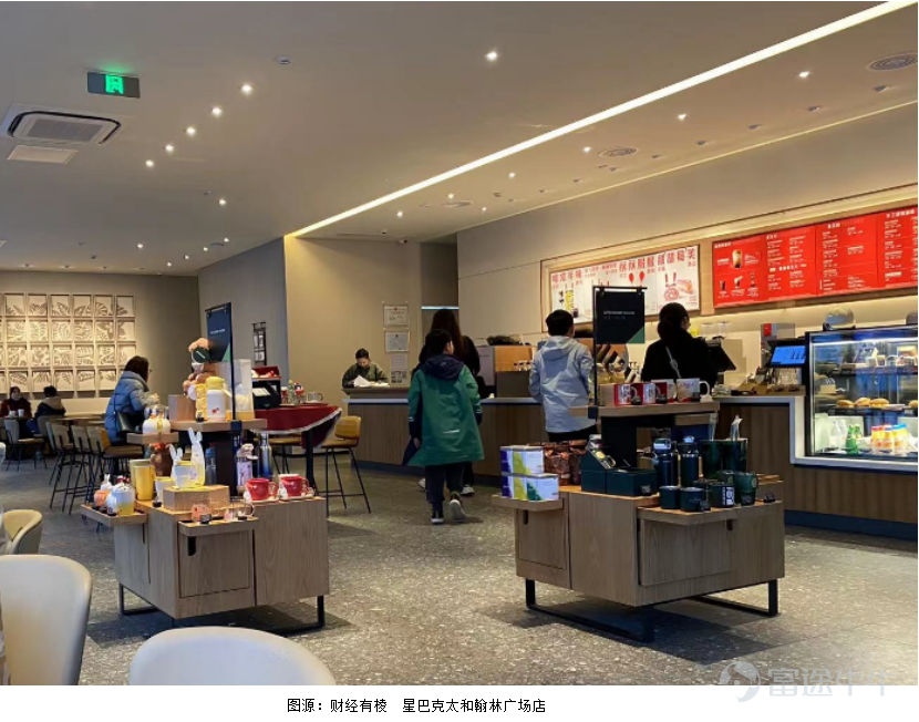 Facing an increasingly competitive coffee market, where will the next growth come from? Currently, coffee brands are adopting an expansion model targeting lower-tier cities for growth. In the first quarter of fiscal year 2023, Starbucks$Starbucks (SBUX.US)$opened 69 new stores in China, entering 10 new cities including Qingyuan, Wenshan, and Xinyu. Its Chief Operating Officer, Belinda Liu, stated that Starbucks is not only focusing on prefecture-level markets nationwide but also county-level markets. Previously, Starbucks focused on first- and second-tier cities, mainly promoting mid-to-high-end specialty coffee. However, with the market becoming increasingly saturated, Starbucks has turned its attention to lower-tier cities. Luckin Coffee$Luckin Coffee (LKNCY.US)$On January 30, Luckin Coffee announced its '2023 First Round New Retail Partner Recruitment Plan,' which included many county-level cities among the 33 newly added cities, signaling Luckin's acceleration into these lower-tier markets. MIXUE Ice Cream & Tea’s coffee brand, Lucky Coffee, added nearly 1,500 new stores in 2022, primarily located in third- and fourth-tier cities in China. This indicates that the two leading forces in the lower-tier market competition have already been at battle, and with Starbucks joining the mix, a three-way rivalry seems inevitable. Data shows that by the end of 2021, the permanent population of county towns in China's 1,472 counties was about 160 million people, and the urban population in 394 county-level cities was around 90 million people, accounting for nearly 30% of the country's total urban population. This represents an undeniably massive potential market. However, ...