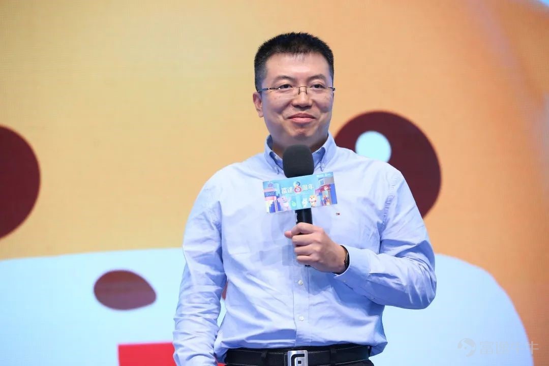 10.31 is a special day. On the occasion of Futu's 8th birthday, we finally met more than 100 cowboys from all over the country in Beijing.   What are the highlights of this family reunion? Which families came to the scene? ——Brother Ye Zi talks about his entrepreneurial history, the appearance of a new member of FUTU Family, and a VW chat about “How to Find a Good Company”... If you didn't make it to the scene, don't be sorry, Futujun will show you ~   1. FUTU Family's mooer   First, let me introduce the main characters of the family party, the mooer: the mooer who signed in one after another must take a group photo with Wagyu Cow. Let's take a look at what souvenirs we have prepared for our mooer? I really envy the 8th anniversary limited edition Futubull figure and “Futu Blue” scarf for everyone!  The opening was very unusual. The host, known as “Futu Wang Jianguo,” opened with a talk show: “I was also curious why they invited me to be the host. They said they thought I was gifted like Li Xueqin. Obviously I don't have any talent, but I have a 'cake', which they drew.” (Audience: hahahahaha)    They all say it's a family party, so why can't there be an exclusive event for mooer? At the mooer Invitation Session, we invited bullring experts and Zhihu Big V to have a small roundtable discussion. They shared their unique and wonderful views on “how to find a good company”, and also shared their growth in Futu over the past few years.  On the one hand, Futu provides...