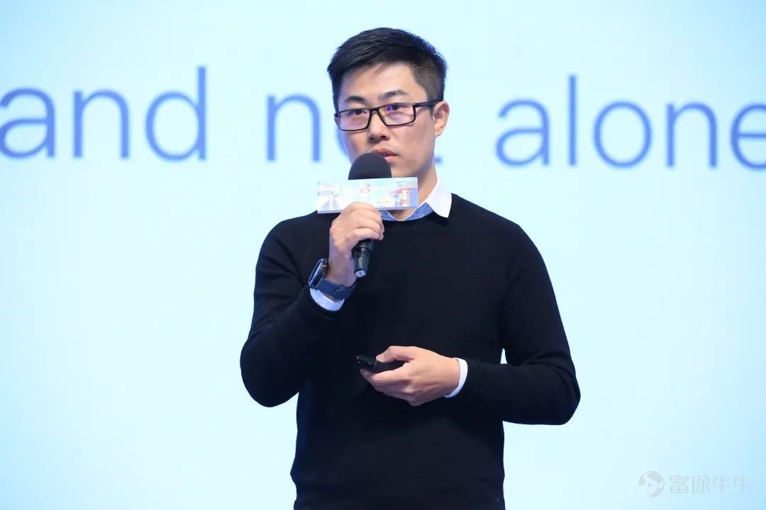 10.31 is a special day. On the occasion of Futu's 8th birthday, we finally met more than 100 cowboys from all over the country in Beijing.   What are the highlights of this family reunion? Which families came to the scene? ——Brother Ye Zi talks about his entrepreneurial history, the appearance of a new member of FUTU Family, and a VW chat about “How to Find a Good Company”... If you didn't make it to the scene, don't be sorry, Futujun will show you ~   1. FUTU Family's mooer   First, let me introduce the main characters of the family party, the mooer: the mooer who signed in one after another must take a group photo with Wagyu Cow. Let's take a look at what souvenirs we have prepared for our mooer? I really envy the 8th anniversary limited edition Futubull figure and “Futu Blue” scarf for everyone!  The opening was very unusual. The host, known as “Futu Wang Jianguo,” opened with a talk show: “I was also curious why they invited me to be the host. They said they thought I was gifted like Li Xueqin. Obviously I don't have any talent, but I have a 'cake', which they drew.” (Audience: hahahahaha)    They all say it's a family party, so why can't there be an exclusive event for mooer? At the mooer Invitation Session, we invited bullring experts and Zhihu Big V to have a small roundtable discussion. They shared their unique and wonderful views on “how to find a good company”, and also shared their growth in Futu over the past few years.  On the one hand, Futu provides...