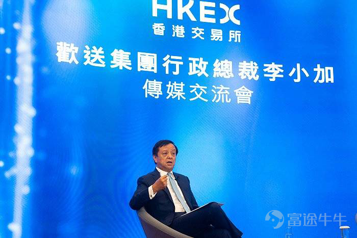 图注：2020年12月14日李小加在媒体告别交流会上与媒体交流