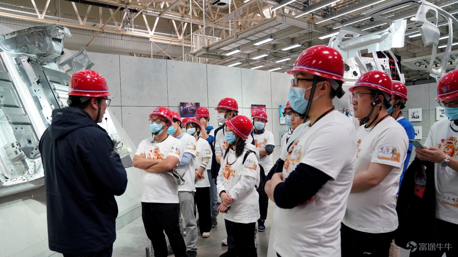 4月19日，牛牛圈調研團再次出發，探祕蔚來合肥先進製造基地，該基地正是前不久第10萬台蔚來量產車成功下線的地方。本次牛牛圈調研團深入蔚來生產車間，親眼見證蔚來車的生產過程，並與蔚來安徽區域總經理線下面對面交流。    在蔚來工作人員的帶領下，牛友們零距離參觀了蔚來汽車的生產流水線車間，深入瞭解衝壓、車身、塗裝、總裝和檢測等生產過程。 在生產車間內，牛友們親身感受了蔚來的全鋁製底盤和車身框架，舉起鋁製和鋼製模型，真切感知兩者的重量差異，直觀感受到鋁製車身遠比傳統鋼製車身要輕。 參觀完工廠，牛友們來到合肥牛屋，與蔚來安徽區域總經理餘東明進行了深度交流。通過餘經理的介紹，牛友們對蔚來合肥先進製造基地的情況、換電模式和蔚來的用户體系等有了更深入的理解。牛友們也抓住此次難得的機會，向餘總提出了自己關心的問題，瞭解到更多關於蔚來的一手信息。   通過此次蔚來調研活動，牛友們對蔚來有了更加直觀深入的瞭解，收穫頗豐，紛紛記錄下了自己的調研心得，詳情請參看：  【調研分享】探祕蔚來合肥先進製造基地    未來牛牛圈調研團將走進更多牛友關注的公司進行實地調研，歡...