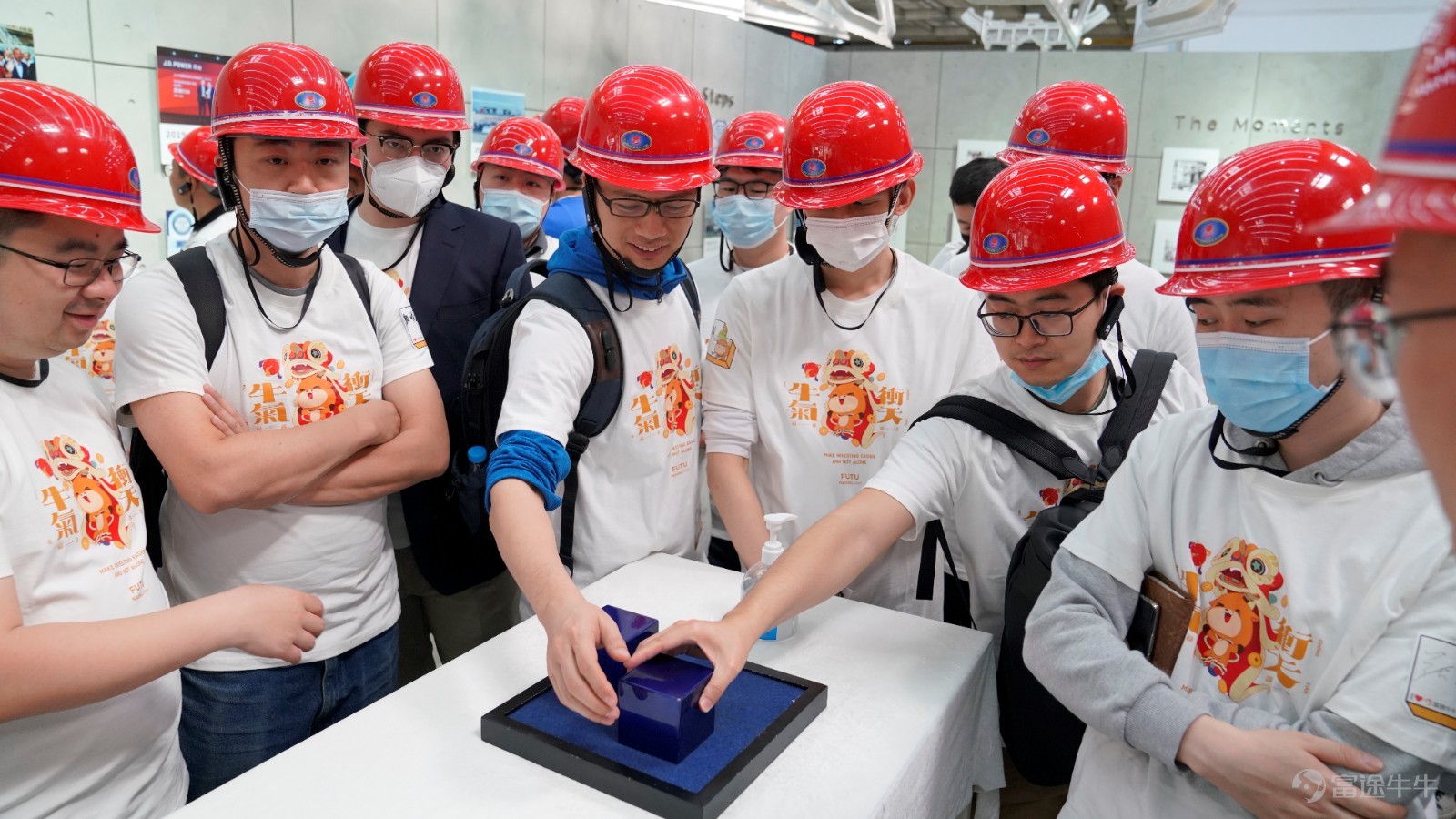 4月19日，牛牛圈調研團再次出發，探祕蔚來合肥先進製造基地，該基地正是前不久第10萬台蔚來量產車成功下線的地方。本次牛牛圈調研團深入蔚來生產車間，親眼見證蔚來車的生產過程，並與蔚來安徽區域總經理線下面對面交流。    在蔚來工作人員的帶領下，牛友們零距離參觀了蔚來汽車的生產流水線車間，深入瞭解衝壓、車身、塗裝、總裝和檢測等生產過程。 在生產車間內，牛友們親身感受了蔚來的全鋁製底盤和車身框架，舉起鋁製和鋼製模型，真切感知兩者的重量差異，直觀感受到鋁製車身遠比傳統鋼製車身要輕。 參觀完工廠，牛友們來到合肥牛屋，與蔚來安徽區域總經理餘東明進行了深度交流。通過餘經理的介紹，牛友們對蔚來合肥先進製造基地的情況、換電模式和蔚來的用户體系等有了更深入的理解。牛友們也抓住此次難得的機會，向餘總提出了自己關心的問題，瞭解到更多關於蔚來的一手信息。   通過此次蔚來調研活動，牛友們對蔚來有了更加直觀深入的瞭解，收穫頗豐，紛紛記錄下了自己的調研心得，詳情請參看：  【調研分享】探祕蔚來合肥先進製造基地    未來牛牛圈調研團將走進更多牛友關注的公司進行實地調研，歡...