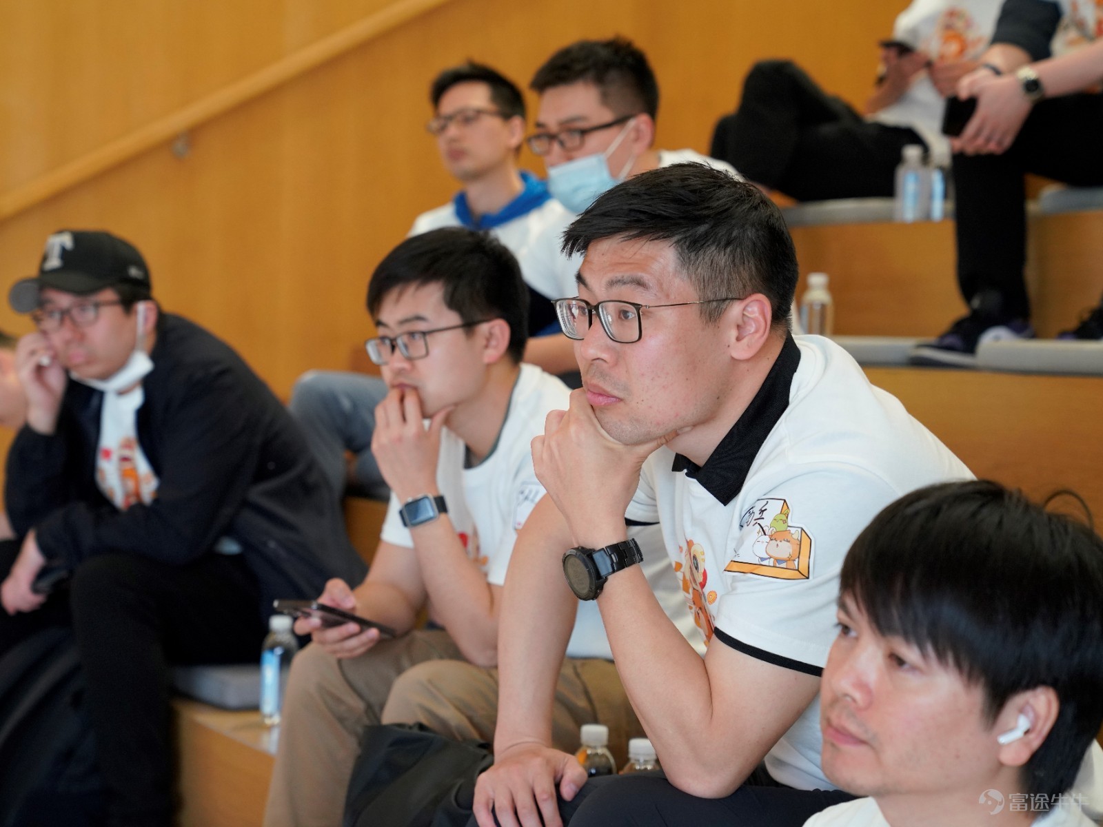 4月19日，牛牛圈調研團再次出發，探祕蔚來合肥先進製造基地，該基地正是前不久第10萬台蔚來量產車成功下線的地方。本次牛牛圈調研團深入蔚來生產車間，親眼見證蔚來車的生產過程，並與蔚來安徽區域總經理線下面對面交流。    在蔚來工作人員的帶領下，牛友們零距離參觀了蔚來汽車的生產流水線車間，深入瞭解衝壓、車身、塗裝、總裝和檢測等生產過程。 在生產車間內，牛友們親身感受了蔚來的全鋁製底盤和車身框架，舉起鋁製和鋼製模型，真切感知兩者的重量差異，直觀感受到鋁製車身遠比傳統鋼製車身要輕。 參觀完工廠，牛友們來到合肥牛屋，與蔚來安徽區域總經理餘東明進行了深度交流。通過餘經理的介紹，牛友們對蔚來合肥先進製造基地的情況、換電模式和蔚來的用户體系等有了更深入的理解。牛友們也抓住此次難得的機會，向餘總提出了自己關心的問題，瞭解到更多關於蔚來的一手信息。   通過此次蔚來調研活動，牛友們對蔚來有了更加直觀深入的瞭解，收穫頗豐，紛紛記錄下了自己的調研心得，詳情請參看：  【調研分享】探祕蔚來合肥先進製造基地    未來牛牛圈調研團將走進更多牛友關注的公司進行實地調研，歡...