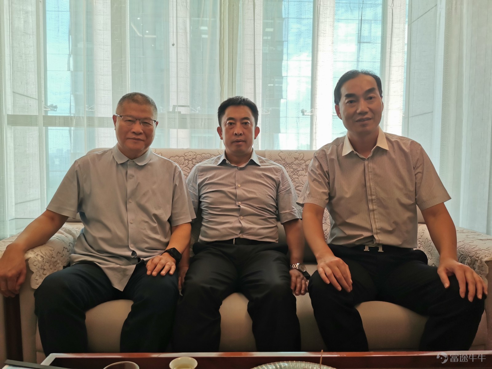 7月22日上午師董會董事長鬍海平攜師董會茶行業合夥人、師董會****員、北京張順堂文化發展有限公司董事長張新宙，師董會鑽石會員、山東淄博壽山集團董事長、山東省百強民營企業、淄博市民營企業納稅前十名企業家李壽山共同拜訪太原市委副書記、政法委書記李新春。  胡海平介紹了師董會及區域總部項目、新能源項目情況，並就師董會落戶太原、招商引資、項目落地等合作意向進行了交流。李新春高度認可師董會的理念及價值，對師董會落戶太原，爲當地經濟發展獻智獻策、賦能表示歡迎！  師董會鑽石會員李壽山董事長向李新春介紹了麾下的衆多項目，尤其目前最具發展潛力的幹細胞項目，李新春對項目非常讚賞，並交換了聯繫方式，跟蹤推進落實。 胡海平董事長表示：師董會有衆多實力強大、資源優厚、產品卓越的導師和會員企業，同時也有着豐富的項目在尋找發展契機、落戶寶地。感謝李書記的接待，師董會將秉承“爲政府招商、幫企業落地”的服務精神做好政企服務，實實在在、真真切切的推動優質項目與區域經濟的協同發展。   會後，李新春書記高度重視此次對話，委派太原市促進外來投資局局長潘俠、副局長王彤共同...