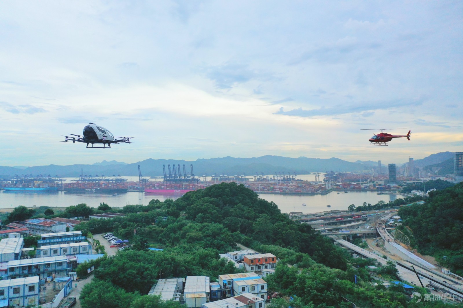 (圖:東部通航直升機貝爾206與億航216在深圳融合空域下進行飛行演示)