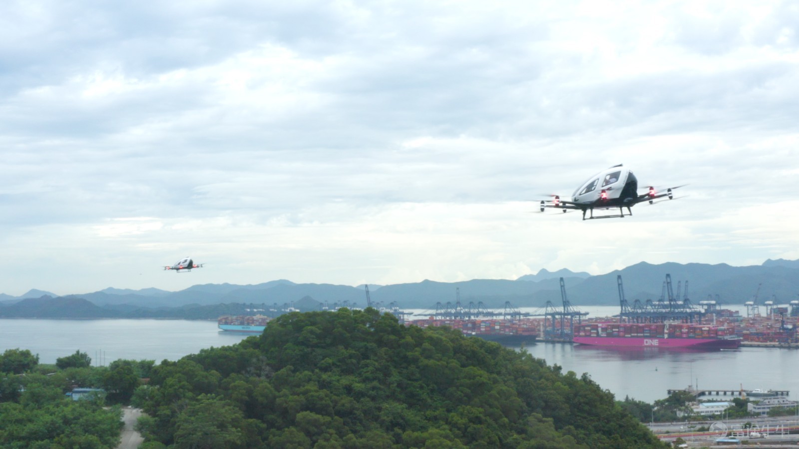 (圖:兩架億航216在深圳共享空域內演示雙機同時試飛)
