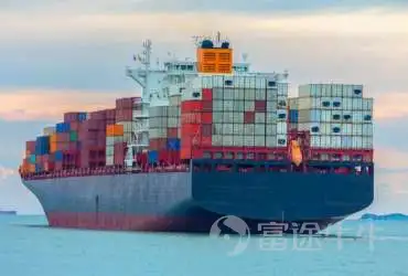 昨日恒生指數暴跌1.58%,指數再創新低,海運板塊卻迎來大漲,中遠海控繼前日漲停後,昨天再次大漲5.98%,“海狗”搖身一變成“海王”。 消息面上,最近南非發現新冠病毒新的變異毒株,並被世衛組織正式命名爲“奧密克戎”毒株,歐洲多國已經查出“奧密克戎”毒株感染者,世界高度緊張,全球疫情防控形勢仍較爲嚴峻。根據南非當地衛生官員對早期檢測結果的彙報,24日豪登省出現的約1100例新增病例中,90%都是由這種新變種病毒引發,遠超德爾塔等前期變異毒株同期水平。 南非新冠毒株基因型佔比 資料來源:NICD,國盛證券研究所 此次“奧密克戎”毒株襲來,東南亞多個船公司在運費上漲、運力短缺的情況下,也開始徵收擁堵附加費、旺季附加費、缺櫃費等附加費用。此外,據了解美線航運近日也因艙位緊張而大面積停航。 那麼,中遠海控的好日子真的又要來了? 2021年,貴州茅台前三季度淨利潤395.7億,寧德時代前三季度淨利潤91.45億,比亞迪前三季度淨利潤32.97億,大家可以猜一猜中遠海控前三季度的淨利潤是多少?675.9億,你沒看錯,中遠海控今年前三季度的淨利潤是675.9億,“海王”並非浪得虛名。...