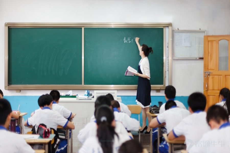 Since compulsory education in China cannot be operated in the form of for-profit private schools, this private education group is seeking a "light asset" survival path. Key points: * Virscend Edu plans to adopt a "light asset" model, with the government or developers providing school land, while the company offers operation and management services. * The group recorded a net loss of 1.8 billion yuan last year for the first 8 months due to the termination of compulsory education stage business. The author of this article is Molly. The 'Regulations on the Implementation of the Law on the Promotion of Private Education', implemented on September 1, 2021, imposed the strictest regulations on private schools in the compulsory education stage. After a suspension of one and a half months,$VIRSCEND EDU (01565.HK)$the performance for the first 8 months of last year was announced, and this financial report, which was delayed twice before being issued, reflects the difficulties the company is facing. Virscend Edu is a large private education group in Southwest China, providing private education from preschool to 12th grade (K-12) and university level. As of August 31, 2021, for the first 8 months, the company went from profit to loss, with a net loss of 1.813 billion yuan, of which the loss from terminating compulsory education stage business amounted to 1.615 billion yuan. The company did not specify when its stocks could resume trading. However, during the suspension, it has lost approximately three quarters of its value since 2021. As the sharp blade hanging over the head of the private K-12 education group falls, where is the road for the private education industry when the business of the compulsory education stage, which contributes the main income, is forced to be abandoned? Most strict supervision From private education...