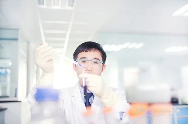 從默默無聞到聲名鵲起，榮昌生物花了十三年時間。榮昌生物聯合創始人、CEO兼首席科學官房健民告訴人民日報健康客戶端記者，「榮昌生物成立至今始終在面對一個根本的問題：如何能走出一條本土新藥創新之路。」  房健民和榮昌生物十三年間的選擇和堅持，也是我國本土創新藥生態的一個註腳。根據金融數據分析機構WIND數據，兩年共有107家醫藥生物企業上市，超過此前五年之和，累計募集資金1427億元。  左二爲榮昌生物聯合創始人、 CEO兼首席科學官房健民博士 榮昌生物成功上市的背後，是中國創新藥進入收穫期。2021年3月9日，全球首個雙靶點紅斑狼瘡新藥泰它西普誕生在中國。  泰它西普的起步，要從2008年開始。在國外待了近20年的房健民決定回國創業，彼時本土創新藥物研發仍一派冷清，我國獲批的I類新藥只有5個，但在房健民看來，「冷清中孕育着巨大的機會。」 2008年，榮昌生物剛成立，在借用的大學實驗室裏，房健民即帶領榮昌生物開始了第一場「冒險」，瞄準的治療領域是幾乎一片空白的系統性紅斑狼瘡（SLE）。  房健民告訴人民日報健康客戶端記者，系統性紅斑...