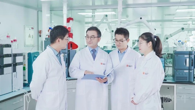 從默默無聞到聲名鵲起，榮昌生物花了十三年時間。榮昌生物聯合創始人、CEO兼首席科學官房健民告訴人民日報健康客戶端記者，「榮昌生物成立至今始終在面對一個根本的問題：如何能走出一條本土新藥創新之路。」  房健民和榮昌生物十三年間的選擇和堅持，也是我國本土創新藥生態的一個註腳。根據金融數據分析機構WIND數據，兩年共有107家醫藥生物企業上市，超過此前五年之和，累計募集資金1427億元。  左二爲榮昌生物聯合創始人、 CEO兼首席科學官房健民博士 榮昌生物成功上市的背後，是中國創新藥進入收穫期。2021年3月9日，全球首個雙靶點紅斑狼瘡新藥泰它西普誕生在中國。  泰它西普的起步，要從2008年開始。在國外待了近20年的房健民決定回國創業，彼時本土創新藥物研發仍一派冷清，我國獲批的I類新藥只有5個，但在房健民看來，「冷清中孕育着巨大的機會。」 2008年，榮昌生物剛成立，在借用的大學實驗室裏，房健民即帶領榮昌生物開始了第一場「冒險」，瞄準的治療領域是幾乎一片空白的系統性紅斑狼瘡（SLE）。  房健民告訴人民日報健康客戶端記者，系統性紅斑...