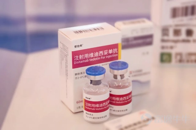 從默默無聞到聲名鵲起，榮昌生物花了十三年時間。榮昌生物聯合創始人、CEO兼首席科學官房健民告訴人民日報健康客戶端記者，「榮昌生物成立至今始終在面對一個根本的問題：如何能走出一條本土新藥創新之路。」  房健民和榮昌生物十三年間的選擇和堅持，也是我國本土創新藥生態的一個註腳。根據金融數據分析機構WIND數據，兩年共有107家醫藥生物企業上市，超過此前五年之和，累計募集資金1427億元。  左二爲榮昌生物聯合創始人、 CEO兼首席科學官房健民博士 榮昌生物成功上市的背後，是中國創新藥進入收穫期。2021年3月9日，全球首個雙靶點紅斑狼瘡新藥泰它西普誕生在中國。  泰它西普的起步，要從2008年開始。在國外待了近20年的房健民決定回國創業，彼時本土創新藥物研發仍一派冷清，我國獲批的I類新藥只有5個，但在房健民看來，「冷清中孕育着巨大的機會。」 2008年，榮昌生物剛成立，在借用的大學實驗室裏，房健民即帶領榮昌生物開始了第一場「冒險」，瞄準的治療領域是幾乎一片空白的系統性紅斑狼瘡（SLE）。  房健民告訴人民日報健康客戶端記者，系統性紅斑...