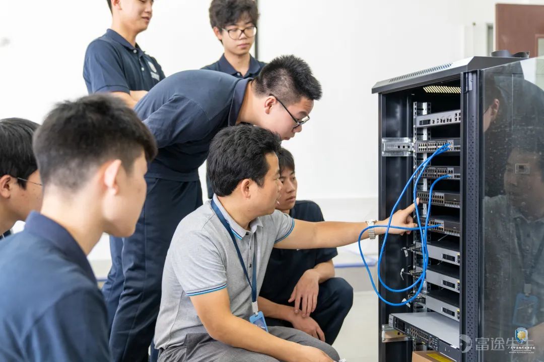 Use Dongfeng to promote development! Lao Hansheng, president of Lingnan Polytechnic College, was interviewed by Nanfang Daily on the new Vocational Education La...