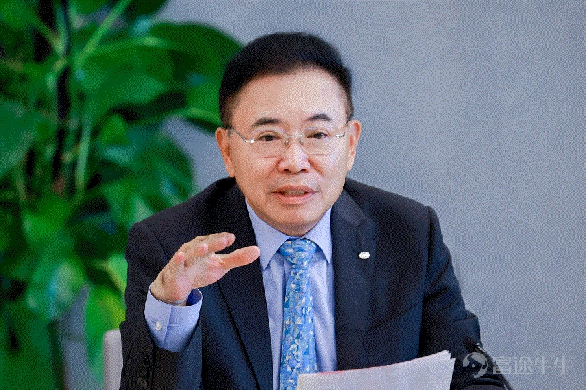 5月9日下午,TCL(集团)举办2021年业绩沟通会,TCL创始人、董事长李东生和数名高管出席。 2021年,既是TCL科技(000100.SZ)$TCL科技 (000100.SZ)$并表中环股份(拟更名TCL中环)首个完整年,也是TCL家电横向大举收购白电企业奥马电器(002668.SZ)$TCL智家 (002668.SZ)$的一年。 “TCL科技的半导体显示、光伏新能源、半导体材料几个核心业务的大环境都特别好,除了显示行业从去年9月开始进入下行通道。TCL实业智能终端业务也稳定发展,这是企业能强劲增长的重要原因。”李东生向现场包括时代周报在内媒体解释。 得益于多项并购、整合推进,2021年TCL(集团)业绩释放,以新业务抵御TV行业增长放缓风险,2021年整体营业收入2523亿元,同比增长65%,净利润171亿元,同比增长129%。 其中,TCL中环新能源光伏业务营收翻倍,专注显示面板的TCL华星营收创历史新高,带动TCL科技营收和盈利翻倍。装有黑电资产的TCL电子(01070.HK)收入增长46.9%,盈利同比下降35...