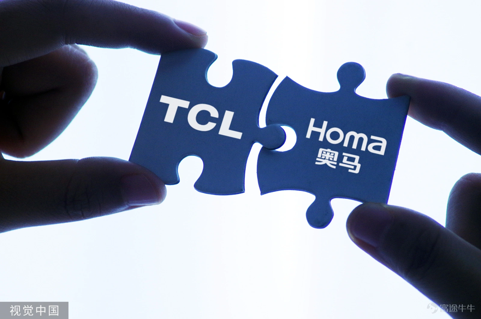 5月9日下午,TCL(集团)举办2021年业绩沟通会,TCL创始人、董事长李东生和数名高管出席。 2021年,既是TCL科技(000100.SZ)$TCL科技 (000100.SZ)$并表中环股份(拟更名TCL中环)首个完整年,也是TCL家电横向大举收购白电企业奥马电器(002668.SZ)$TCL智家 (002668.SZ)$的一年。 “TCL科技的半导体显示、光伏新能源、半导体材料几个核心业务的大环境都特别好,除了显示行业从去年9月开始进入下行通道。TCL实业智能终端业务也稳定发展,这是企业能强劲增长的重要原因。”李东生向现场包括时代周报在内媒体解释。 得益于多项并购、整合推进,2021年TCL(集团)业绩释放,以新业务抵御TV行业增长放缓风险,2021年整体营业收入2523亿元,同比增长65%,净利润171亿元,同比增长129%。 其中,TCL中环新能源光伏业务营收翻倍,专注显示面板的TCL华星营收创历史新高,带动TCL科技营收和盈利翻倍。装有黑电资产的TCL电子(01070.HK)收入增长46.9%,盈利同比下降35...