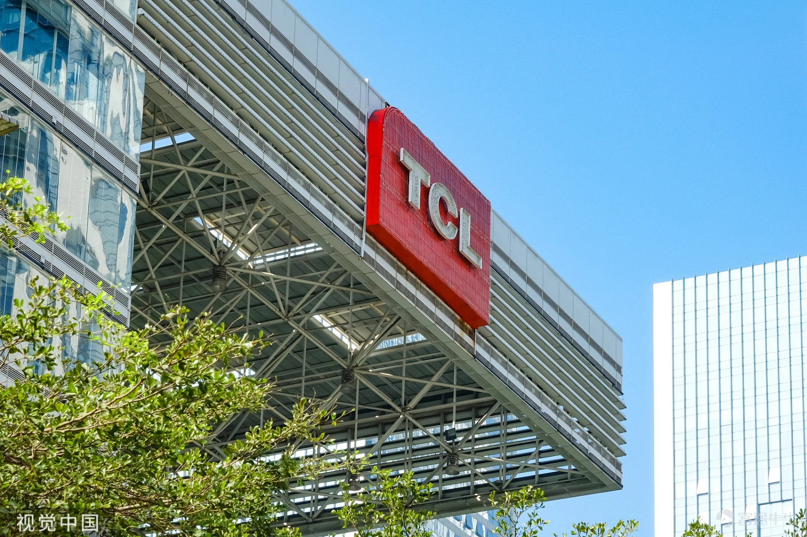 5月9日下午,TCL(集团)举办2021年业绩沟通会,TCL创始人、董事长李东生和数名高管出席。 2021年,既是TCL科技(000100.SZ)$TCL科技 (000100.SZ)$并表中环股份(拟更名TCL中环)首个完整年,也是TCL家电横向大举收购白电企业奥马电器(002668.SZ)$TCL智家 (002668.SZ)$的一年。 “TCL科技的半导体显示、光伏新能源、半导体材料几个核心业务的大环境都特别好,除了显示行业从去年9月开始进入下行通道。TCL实业智能终端业务也稳定发展,这是企业能强劲增长的重要原因。”李东生向现场包括时代周报在内媒体解释。 得益于多项并购、整合推进,2021年TCL(集团)业绩释放,以新业务抵御TV行业增长放缓风险,2021年整体营业收入2523亿元,同比增长65%,净利润171亿元,同比增长129%。 其中,TCL中环新能源光伏业务营收翻倍,专注显示面板的TCL华星营收创历史新高,带动TCL科技营收和盈利翻倍。装有黑电资产的TCL电子(01070.HK)收入增长46.9%,盈利同比下降35...