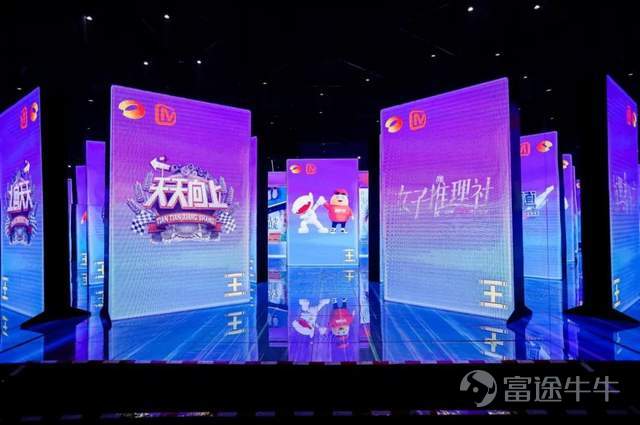 终于，长视频进入了“觉醒年代”。高企的成本与盈利压力下，去芜存菁、降本增效成为了全行业挂在嘴边的关键词。 事实上，为了破局，长视频做了很多。无论是分级的会员制度、已退出舞台的超前点播等权益设计，内容精品化、题材圈层化等明确目标，还是与文旅、电商等结合的新商业模式的探索，几大平台都在积极寻找「长视频的新可能」。但不得不承认的是，目前长视频的诸多尝试仍然囿于视频网站模式，大多属于在平台原有业务框架内的“微创新”。 5月18日，湖南卫视&芒果TV举办在长沙举行新生态赏鉴会，是为双平台首次联合举办的招商会。在向行业释放信心的同时，台网融合的“逆风双打”成为最核心的主题。在活动现场，湖南广播影视集团有限公司（台）党委书记、董事长张华立，与湖南卫视党委书记、芒果超媒总经理、芒果TV总裁蔡怀军，以及湖南卫视总监、芒果超媒党委副书记宋点一起，启动了双平台融合的仪式。 在这之前已经开始进行人员任职、生产机制与营销系统整合的湖南广电，至此，可能再次为我们提供了一个新思路：新一轮深度的台网融合，会不会是陷入苦战的长视频的新解法？ 放在行业视角理解，「台网融合」代表着长视频模式的一种重塑...