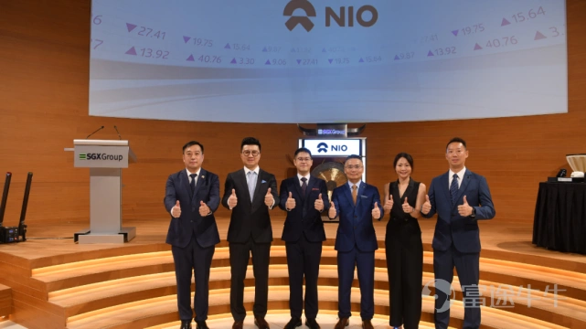 赴新加坡上市是蔚來深化國際化佈局的重要舉措。 本文爲IPO早知道原創 作者|Stone Jin 據IPO早知道消息,蔚來於2022年5月20日正式以「NIO」爲股票代碼在新加坡證券交易所主板掛牌上市。截至11:30,蔚來在新交所報於每股18.26美元,較發行價上漲9.60%。 這意味着,蔚來正式成爲全球首家三地上市的汽車企業,以及首個美國、中國香港、新加坡上市的中國企業。2018年9月12日和今年3月10日,蔚來已先後登陸紐交所和港交所。 更進一步來講,蔚來成功實現三地上市,一定程度上亦表明了全球資本市場對蔚來長期競爭力的認可。自2014年成立至今,蔚來始終重視科技創新,堅持正向自主研發和高額高效投入,在自動駕駛全棧自研技術、動力電池等方面均具有一定的技術領先性。 截至目前,蔚來已交付四款高性能智能電動車型,分別爲智能電動旗艦SUV ES8、智能電動全能SUV ES6、智能電動轎跑SUV EC6以及具備自動駕駛能力的智能電動旗艦轎車ET7。 按照蔚來的規劃,其將在2022年蔚來陸續交付三款基於NT2.0技術平台的新車型。其中,智能電動...