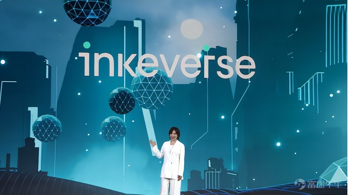 换Logo，对品牌来说一直是一件大事。 在两天前的七周年发布会上，原映客$映宇宙 (03700.HK)$举办了主题为“破壁而来”的品牌升级发布会。映客互娱集团正式更名为映宇宙（英文名称Inkeverse），同时更新了Logo和Slogan，宣布业务全面向着元宇宙方向进军。 发布会上，映宇宙执行总编辑黄琴阐述了新品牌的理念，映宇宙，用科技创造一个更浪漫的未来，以此来实现公司初心：让快乐更简单。 元宇宙的风口已经来临，它作为深度数字化与智能时代的新科技形态，虚拟与现实生活的连接，正在给人类未来创造无限可能。而社交或许是目前元宇宙能最快落地的场景之一，技术升级所带来的沉浸感可以让用户体验显著提升。 如今，映客正式升级为映宇宙，集团总裁奉佑生认为，在移动互联网时代，映客是一家始终奔赴新世界的公司。这场发布会后，也意味着这家老牌互联网企业开始了一个新的征程。 品牌升级，向“新”出发 在过去的一年多时间里，知名大厂换Logo也并非个例。 去年，雷军在小米$小米集团-W (01810.HK)$发布会上宣布启用全新的Logo。这个新Logo筹备了整整3...