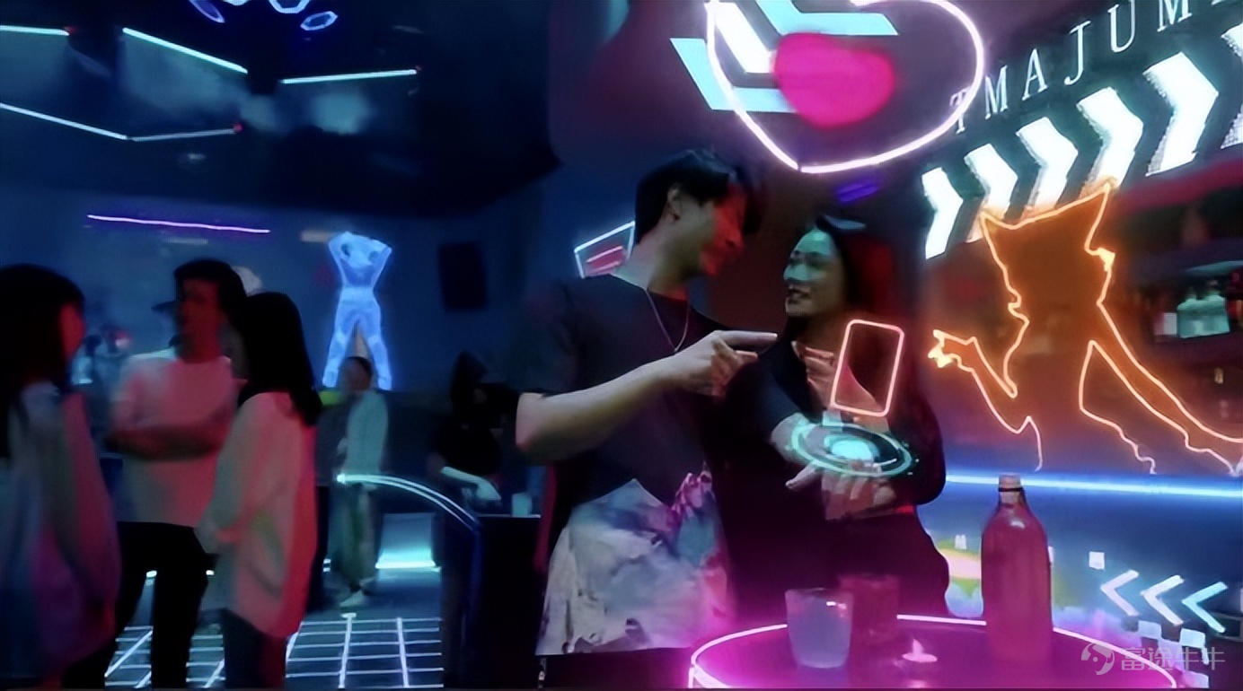 换Logo，对品牌来说一直是一件大事。 在两天前的七周年发布会上，原映客$映宇宙 (03700.HK)$举办了主题为“破壁而来”的品牌升级发布会。映客互娱集团正式更名为映宇宙（英文名称Inkeverse），同时更新了Logo和Slogan，宣布业务全面向着元宇宙方向进军。 发布会上，映宇宙执行总编辑黄琴阐述了新品牌的理念，映宇宙，用科技创造一个更浪漫的未来，以此来实现公司初心：让快乐更简单。 元宇宙的风口已经来临，它作为深度数字化与智能时代的新科技形态，虚拟与现实生活的连接，正在给人类未来创造无限可能。而社交或许是目前元宇宙能最快落地的场景之一，技术升级所带来的沉浸感可以让用户体验显著提升。 如今，映客正式升级为映宇宙，集团总裁奉佑生认为，在移动互联网时代，映客是一家始终奔赴新世界的公司。这场发布会后，也意味着这家老牌互联网企业开始了一个新的征程。 品牌升级，向“新”出发 在过去的一年多时间里，知名大厂换Logo也并非个例。 去年，雷军在小米$小米集团-W (01810.HK)$发布会上宣布启用全新的Logo。这个新Logo筹备了整整3...