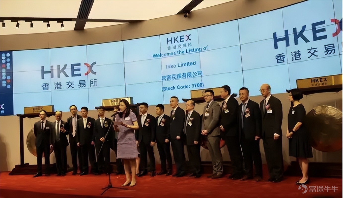 换Logo，对品牌来说一直是一件大事。 在两天前的七周年发布会上，原映客$映宇宙 (03700.HK)$举办了主题为“破壁而来”的品牌升级发布会。映客互娱集团正式更名为映宇宙（英文名称Inkeverse），同时更新了Logo和Slogan，宣布业务全面向着元宇宙方向进军。 发布会上，映宇宙执行总编辑黄琴阐述了新品牌的理念，映宇宙，用科技创造一个更浪漫的未来，以此来实现公司初心：让快乐更简单。 元宇宙的风口已经来临，它作为深度数字化与智能时代的新科技形态，虚拟与现实生活的连接，正在给人类未来创造无限可能。而社交或许是目前元宇宙能最快落地的场景之一，技术升级所带来的沉浸感可以让用户体验显著提升。 如今，映客正式升级为映宇宙，集团总裁奉佑生认为，在移动互联网时代，映客是一家始终奔赴新世界的公司。这场发布会后，也意味着这家老牌互联网企业开始了一个新的征程。 品牌升级，向“新”出发 在过去的一年多时间里，知名大厂换Logo也并非个例。 去年，雷军在小米$小米集团-W (01810.HK)$发布会上宣布启用全新的Logo。这个新Logo筹备了整整3...