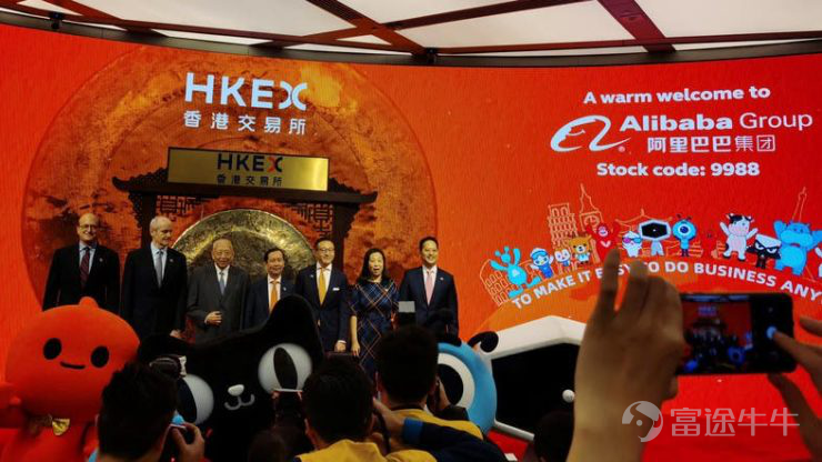 香港交易所集团是全球领先的金融市场营运机构。 香港地位独特，位处中国与国际资金交汇点，一直是连接中国与世界的桥梁。随着中国资本市场稳步开放，香港交易所会继续担当金融市场先驱的角色，致力重塑全球市场格局。 2020年上半年，港交所涨幅近40%，市值达到4000亿港元以上，给投资者带来丰厚回报。本文带领大家一起回顾港交所的精彩历史。  前身： 香港交易及结算所有限公司，简称「港交所」，是由香港联合交易所、香港期货交易所及香港中央结算有限公司于2000年合并而成。 香港财政司司长在1999年发表财政预算案演词时公布，本港证券及期货市场会进行全面改革，以提高香港的竞争力和迎接市场