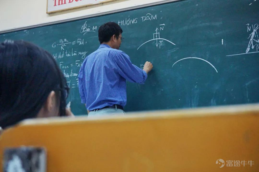 ©️Original content by Capital Detective Author | Guo Fanyu It’s neither Yuanfudao nor Zuoyebang. Amid the booming online education sector this year, the first company to step onto the US IPO path is 17 Education & Technology Group. On November 14th Beijing time, 17 Education & Technology officially filed for an IPO with the U.S. Securities and Exchange Commission, planning to list on Nasdaq. This year represents a rare window of opportunity for all online education companies. Impacted by the pandemic, the online education sector, especially K12, has enjoyed significant growth dividends. Many online education companies have garnered more attention and favor from investors in both primary and secondary markets. 17 Education & Technology, which is also rushing towards an IPO, is no exception. However, unlike current leading players who are fiercely competing, 17 Education & Technology initially entered the market through an “in-school + after-school” integrated model, aiming to combine scenarios inside and outside of school and bridge online and offline products and services. Inside schools, its brand “17Zuoye” provides intelligent classroom solutions, while outside of schools, “17Learn” serves as an online tutoring platform offering live courses and services. This approach differs significantly from most current K12 online players preparing to launch online courses. The prospectus reveals that 17 Education & Technology provides teaching, learning, and evaluation tools for over 900,000 teachers, 54.3 million students, and 45.2 million parents nationwide. Currently, it serves 70,000 schools, covering one-third of public primary and secondary schools in China. As of September 30, 2020, the daily active users on the 17Zuoye student app were 6.8 million, with monthly active users at 19.5 million....