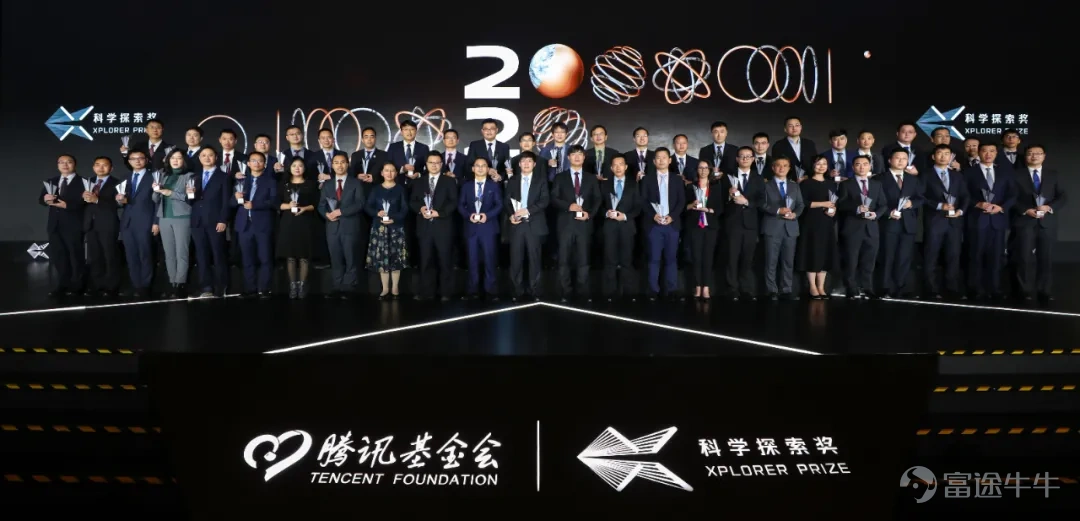 觀企鵝君周播,曉鵝廠大事件。 本週,2020年騰訊科學周也在今天落下帷幕。此次科學周包含騰訊科學WE大會、騰訊醫學ME大會、科學探索獎頒獎典禮及首屆騰訊科學脫口秀X-Talk,邀請了全球各領域頂尖科學家,與大衆共同分享科學話題,探討未來世界。 此外,騰訊發佈了2020年第三季度業績報告及騰訊音樂娛樂集團第三季度業績,報告顯示,騰訊第三季度總收入爲1254.47億元人民幣,同比增長29%,共盈利323.03億元人民幣,同比增長32%;騰訊音樂整體業績表現穩健,在線音樂付費用戶達5170萬、付費率破8%,多項業務取得了里程碑式的好成績。 以下請看企鵝君的詳細盤點! NO1:用Talk Show方式做科普,騰訊X-Talk科學周「出道」 11月15日,一場別開生面的科學Talk Show 「X-Talk」在騰訊北京總部隆重舉行。X-Talk是由騰訊主辦,騰訊基金會指導的科學互動交流沙龍,邀請自然科學家、哲學社會學者、科幻作家、文化學者等科技和文化相關領域人士,探討前沿科技的突破以及對人類社會的影響。 在現場,清華大學雙聘教授沈...