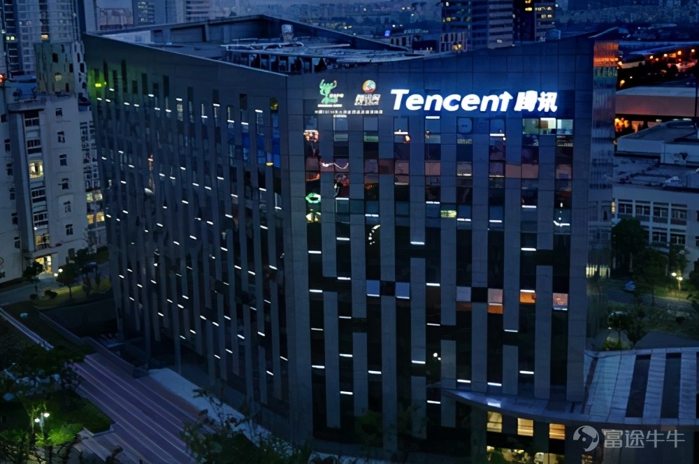 今晚，騰訊$騰訊控股 (00700.HK)$2020年年報及四季報披露。 2020年Q4騰訊實現營收1336.69億元，同比增長26%，淨利潤(Non-IFRS)332.07億元，同比增長30%；全年實現營收4820.64億元，同比增長28%，淨利潤(Non-IFRS)1227.42億元，同比增長30%。 整體來看，這次業績的整體表現依然如市場預期：「穩」。騰訊通信社交、網絡遊戲、數字內容、網絡廣告基本盤牢固。 從四季度數據看，其增值服務業務收入670億元，同比增長28%； 金融科技與企業服務業務收入385億元，同比增長29%； 網絡廣告業務收入247億元，同比增長22%，其中社交廣告收入204億元，同比增長25%，媒體廣告也終於在負增長7個季度後，再次實現同比正增長8%，受宏觀經濟復甦帶動，整個廣告市場也出現復甦。 結合目前的位置和最新的業績表現，有幾個問題：騰訊當前估值高嗎？高確定的基本盤之外，市場對騰訊的新成長源達成共識了嗎？ 我們認爲： 1、目前，騰訊的靜態市盈率約40倍，在歷史中樞，當下市場對騰訊社交、遊戲...