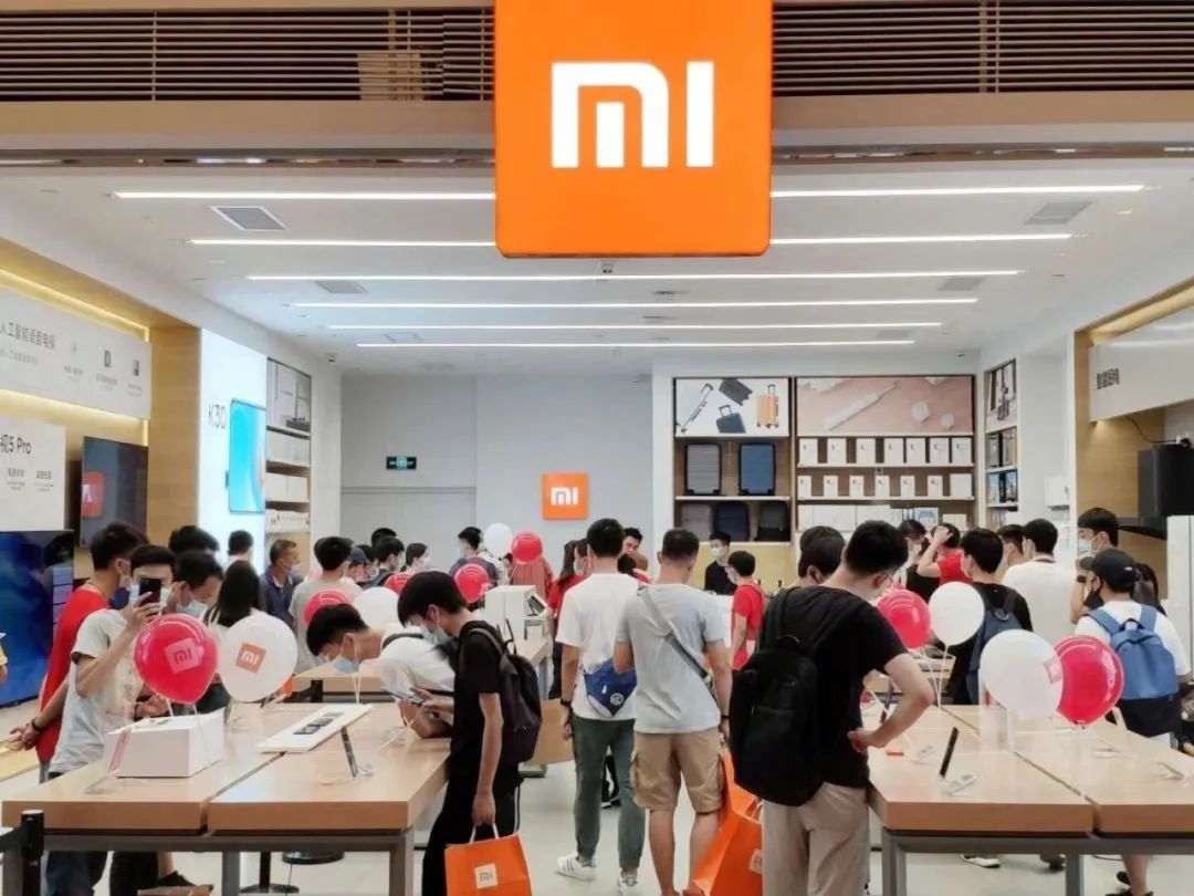文/张霏  编辑/李信 临近年底，手机厂商推出中低端手机的热情越来越高。 “这几天手机圈看似风平浪静，高端手机除了谷歌pixel6系列还算有些关注度，其他就没什么动静了。但是中低端机圈已经杀疯了，2000元-3000元档位的高通778g机型已经被OV强行压到了千元档”，龚磊兴奋地告诉连线Insight，临近双十一，很多款手机都在打折，他准备买一台中端机作为备用机。 金九银十，本来就是历年手机新品发布的旺季，加之双十一临近，各大手机厂商希望借助新品或促销活动，在年终前的销售节点进一步跑马圈地，为明年的市场竞争抢得先机。 第一波预售期（10月20日）开始前两天，vivo便开启新机四连发——S10e、T1、T1x以及IQOO Z5X，其中S10e没有开发布会，便在官网直接预售悄悄上架了。 vivo T1系列，图源vivo官方微博 除了vivo，诸多其他厂商也在20日这一天发布新机，比如OPPO K9s、Redmi Note11系列。几天后，荣耀Play5也正式上市。就连在市场快没有声音的乐视和酷派，不久前也相继宣布重启国内手机市场，它们所瞄准的方向也是中低端市场。...
