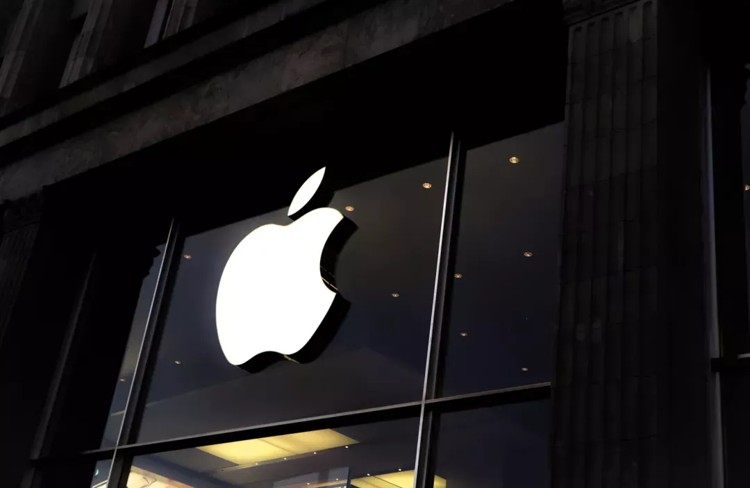 $Apple Ecosystem (LIST2437.US)$ At a time when Facbook changed its name to Meta and Tesla with a market capitalization of trillions of dollars, Apple, which had always performed well, handed over a financial report that fell short of expectations. Apple released financial results for the fourth quarter of fiscal year 2021 (FY2021Q4, ending September 25) after the US stock market on Thursday (October 28, local time). Although revenue still achieved double-digit annual growth in the fiscal quarter of this report, it fell short of expectations for the first time in five years due to the impact of tight supply chains and chip shortages: Revenue increased 28.9% year over year to reach US$83.36 billion, falling short of Wall Street's expectations of US$84.68 billion; The sales revenue of hardware products (including iPhone, iPad, Mac, wearable devices, etc.) was 65.083 billion US dollars, up 29.8% year on year. Among them, iPhone sales revenue reached 38.87 billion US dollars, an increase of 47% year on year, but fell short of expectations; Revenue from services (including music subscriptions, advertising, etc.) was US$18.28 billion, exceeding Wall Street expectations, with an annual increase of 25.6%; Gross profit of US$35.17 billion and gross margin of 42.2% exceeded expectations. The market is too accustomed to Apple's “far exceeding expectations” performance. Although revenue growth is still impressive this time, it falls short of expectations and Cook's judgment on the supply chain at the earnings conference, making Apple hand it over after the market...