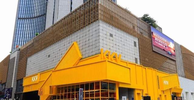 文 / 八真 出品 / 节点财经 据节点财经消息，11月4日，潮流集合店KK集团正式向港交所递交上市申请，谋求主板上市。 招股书显示，KK集团成立于2015年，专注于潮流零售店的运营，通过DTC模式提供各具特色的商品。 截至目前，公司旗下拥有KKV综合性的生活方式潮流零售店、THE COLORIST美妆潮流店、X11潮流文化零售店、KK生活方式迷你卖场四个品牌，共计680家在营门店遍及中国169个城市及印度尼西亚一个城市。 作为中国三大潮流零售商之一，KK集团为消费者提供18个主要品类，超过2万个SKU的潮流产品，涵盖美妆、潮玩、食品及饮品、家居品、文具等主要核心生活用品类别。 业绩方面，于2018年-2020年，KK集团分别录得营业收入为1.55亿元、4.64亿元、16.46亿元，对应净利润分别为-7948.50万元、-5.15亿元、-20.17亿元。 2021年上半年，KK集团营收大幅增长235%至16.83亿元，已经超过去年全年水平，但净亏损同比扩大近2倍至43.97亿元，报告期内合计亏损超过70亿元。 对于业绩亏损的原因，KK集团解释...