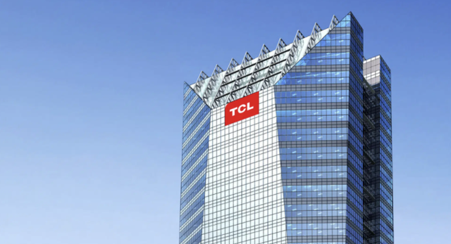 $TCL科技 (000100.SZ)$  提到TCL，相信大多数人都很熟悉这个“国民品牌”，TCL电视至今仍然摆放在许多家庭的客厅当中。但是，能够让TCL近年来快速发展的关键，则是其旗下上市公司TCL科技（000100.SZ）主营的LCD面板（液晶显示屏）产业。当年TCL创始人李东生选择主攻LCD面板领域，成为TCL发展史上的关键转折。 如今，TCL科技已经成为与京东方并列的国内行业“双龙头”之一，且在不久前面板价格大涨之下，赚得盆满钵满。但是，随着大尺寸面板价格调整，TCL科技股价回调，11月18日收盘于6.30元/股，从今年3月份最高价10.26元/股下跌已超过35%。 似乎，资本市场对LCD面板产业的周期性看法并未改变，TCL科技“周期股”的标签仍在。下面，本文将从供应端、需求端及技术发展趋势三个方面，对TCL科技能否实现穿越周期，提升公司价值中枢进行分析。 / 01 / LCD产能聚集 “双龙头”格局成形 “高科技、重资产、长周期”是LCD面板产业最明显的特点，这也是了解TCL科技基本面的基础。 公开信息显示，LCD显示技术起源于上世纪六...