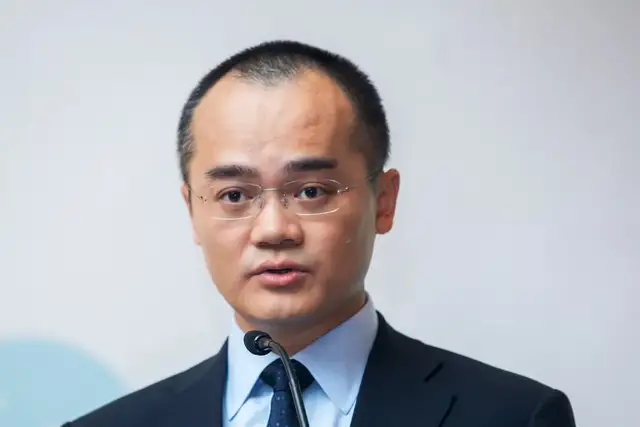 在享受了外卖的九年增长红利后，美团又一次处在转型关头。 11月26日晚，美团发布2021年第三季度业绩。上一季度，美团总营收为人民币488亿元，同比增长37.9%；调整后净亏损55.3亿元，去年同期净利润20.5亿元。 尽管由盈转亏，但整体来看，这仍然是一份较为健康的财报。 美团旗下业务分为三大板块：餐饮外卖，到店酒旅，以及囊括社区团购、共享单车等板块的新业务。 报告期内，外卖日均交易笔数同比增长24.9%至4360万笔；GMV（商品交易总额）同比增长29.5%至1971亿元。收入水涨船高，同比增长28%至265亿元，仍然是美团营收支柱。 到店酒旅业务规模较小，上季度带来86亿元的收入，同比增长33.1%。它仍然是美团最赚钱的业务，经营利润为38亿元，经营利润率升至43.9%。 新业务营收为137亿元，经营亏损高达109亿元，直接导致公司整体亏损。这部分亏损主要是由供应链、仓储物流等基础设施投资所导致，算是把钱花在了刀刃上。 此外，在截至9月30日的12个月中，美团交易用户达6.7亿，同比增长40.1%；活跃商家830万家，同比增长28.2%，供需两端均有良好表现。 从各...
