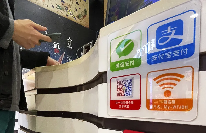 New progress has been made in the 'interconnectivity' between Tencent and Alibaba, the two tech giants. On the evening of November 29, WeChat announced that it would adjust its external link management measures effective immediately. Users will be able to directly access external links in one-on-one chat scenarios (i.e., private chat windows). Additionally, a pilot program will be launched to allow direct access to e-commerce external links within group chats. Moreover, WeChat plans to develop an opt-in model, providing users with external link management features. This may imply that WeChat users will have the option to choose whether to directly open external links from platforms like Taobao or PDD Holdings. Testing by Zimubang (ID: wujicaijing) revealed that sharing product links from apps such as Taobao, Tmall, and Douyin to WeChat private chats allows the links to be opened directly. However, sharing the same links in group chats prompts the message, “To view, please long-press the URL to copy and open it using a browser.” A senior industry insider noted that group chats on WeChat temporarily cannot access Taobao links directly due to the massive volume of data involved, requiring phased rollouts to ease pressure. By midnight tomorrow, WeChat group chats will be able to directly access external e-commerce links. Furthermore, in the less-than-300-word announcement, WeChat mentioned 'regulatory guidance' three times and emphasized 'safety standards' twice, indirectly reflecting the profound influence of policy factors on this adjustment. While opening up its traffic pool, WeChat struck back by stating that it would subsequently 'work with major internet platforms to advance interconnectivity solutions, actively cooperate with other internet platforms to implement interconnectivity, and explore...