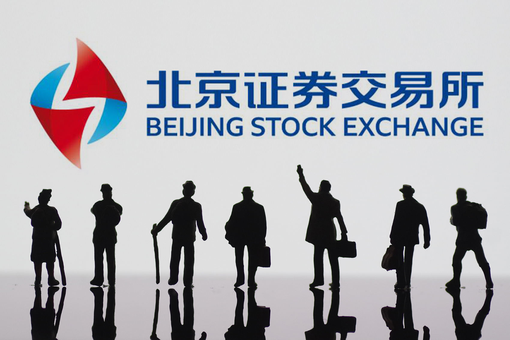 Preface: 2021 was a year of volatility and market divergence in the global capital markets. The slow recovery of supply chains, the gradual rebound of the global economy, the sharp rise in global oil and gas prices, and recurring COVID-19 outbreaks overseas all contributed to an increasingly uncertain investment environment. The retail investor showdown with Wall Street, the antitrust storm hitting internet giants, and the surge in the new-energy vehicle sector driven by Tesla's market cap exceeding one trillion—do you still vividly remember these major hot topics? Did you firmly grasp the wealth-creating opportunities they presented, or did you let them slip through your fingers? As the year draws to a close, Futubull is launching a year-end review series to take you through the bewildering year of 2021. In this article, Hot Girl will walk you through the ten hottest events in the Futubull community in 2021! PS: There are also exciting activities waiting for you at the end of the article! [Event 1] Retail Investors vs. Wall Street: From WSB-Themed Stocks to Meme Stocks Cow Pen Influence Index:[Wow][Wow][Wow][Wow][Wow]  Event Period: January 2021 – June 2021 Event overview: From late January to early February 2021, hedge funds heavily shorted GameStop; however, the stock price soared and holders were reluctant to sell, triggering a short squeeze. This battle between retail investors and Wall Street institutions caused GameStop's stock price to surge by 16 times within a month. Starting in May 2021, retail investors became active again, with new "favorites" such as AMC, CLOV, and WISH emerging one after another on the WSB/MEME scene. Retail investors kept shouting "to the moon" and pouring in, driving massive short-term gains that "crushed" Wall Street short sellers, prompting several short-selling firms to announce they would no longer...