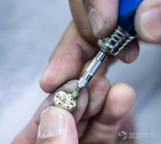 現代牙科集團引領義齒行業發展，秉承爲顧客提供優質義齒器材的精神，堅持使用最新的技術和材質以打造最自然、耐用及安全的牙冠，爲終端客戶帶來更好的體驗。 牙冠是固定義齒器材，永久安裝在口腔。現代牙科集團提供各式各樣的選擇以滿足不同的需求，包括金屬陶瓷牙冠、金屬牙冠、氧化鋯牙冠、陶瓷牙冠及二矽酸鋰玻璃陶瓷牙冠等等。不同材質製成的牙冠在堅硬度、透光度、顏色上均有區別。