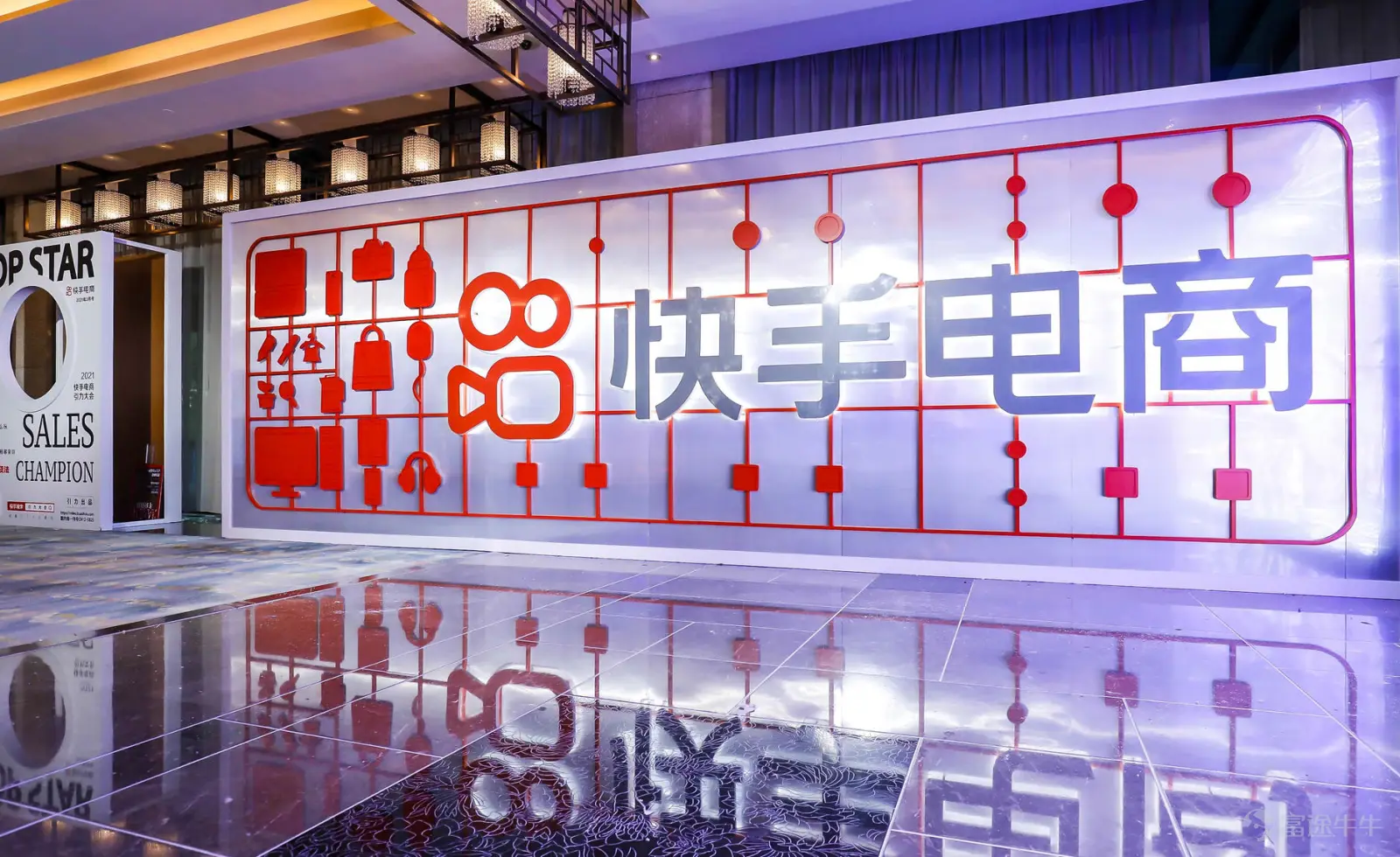 服务商的利他与利我。 文丨海克财经 齐介仑 国内电商年中大促的硝烟已渐趋散去,而这届大促映照出的供需结构之变仍在社交媒体热议不止。 直播电商作为近年中国广义电商中迅猛崛起的一支,如今已在传统货架电商盘踞许久的领地插下了更多自己的旗子,实现了更广范围的覆盖和更大力度的渗透。 两种模式已拉开深层次博弈的大幕,年中大促正是直播电商强劲突破过程中的又一次高规格练兵和秀肌肉,而短视频平台因用户基数和用户黏性等优势,其直播电商存在感进一步凸显。 在流量运营机制上更为强调私域价值的快手,基于以直播间为超级节点而构建起来的体验型信任电商模式,在秉持普惠价值观打造人间烟火气的同时,培育和激发了强大的消费动能,为产业链上下游诸多环节带来了重构可能。 这一点我们可以从快手($快手-W (01024.HK)$)616年中大促战绩中寻得证据。快手官宣数据显示,616期间(5月20日-6月19日),快手平台上品牌商家GMV同比去年616增长515%,美妆、生鲜、数码家电、二手、花宠文娱行业均打破了2022年日销纪录。 快手对信任电商模式的力推及已取得的阶段性成果,与其对服务商的着力加码密切相关...