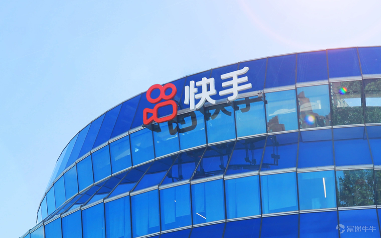 服务商的利他与利我。 文丨海克财经 齐介仑 国内电商年中大促的硝烟已渐趋散去,而这届大促映照出的供需结构之变仍在社交媒体热议不止。 直播电商作为近年中国广义电商中迅猛崛起的一支,如今已在传统货架电商盘踞许久的领地插下了更多自己的旗子,实现了更广范围的覆盖和更大力度的渗透。 两种模式已拉开深层次博弈的大幕,年中大促正是直播电商强劲突破过程中的又一次高规格练兵和秀肌肉,而短视频平台因用户基数和用户黏性等优势,其直播电商存在感进一步凸显。 在流量运营机制上更为强调私域价值的快手,基于以直播间为超级节点而构建起来的体验型信任电商模式,在秉持普惠价值观打造人间烟火气的同时,培育和激发了强大的消费动能,为产业链上下游诸多环节带来了重构可能。 这一点我们可以从快手($快手-W (01024.HK)$)616年中大促战绩中寻得证据。快手官宣数据显示,616期间(5月20日-6月19日),快手平台上品牌商家GMV同比去年616增长515%,美妆、生鲜、数码家电、二手、花宠文娱行业均打破了2022年日销纪录。 快手对信任电商模式的力推及已取得的阶段性成果,与其对服务商的着力加码密切相关...