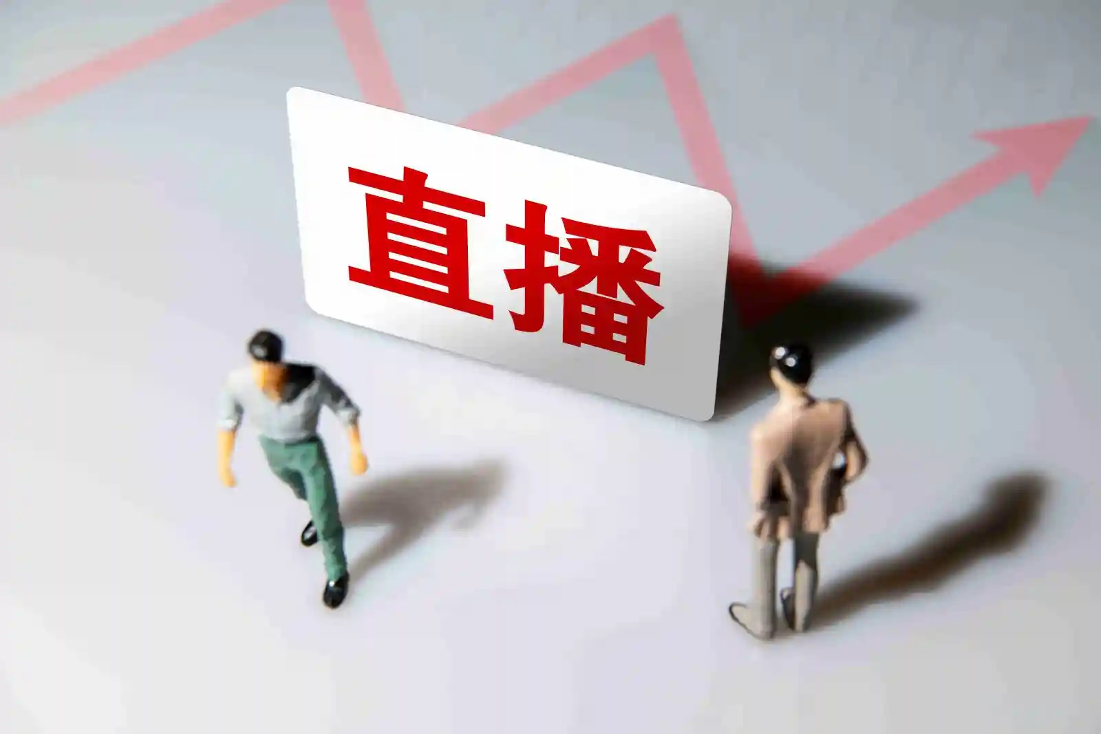 服务商的利他与利我。 文丨海克财经 齐介仑 国内电商年中大促的硝烟已渐趋散去,而这届大促映照出的供需结构之变仍在社交媒体热议不止。 直播电商作为近年中国广义电商中迅猛崛起的一支,如今已在传统货架电商盘踞许久的领地插下了更多自己的旗子,实现了更广范围的覆盖和更大力度的渗透。 两种模式已拉开深层次博弈的大幕,年中大促正是直播电商强劲突破过程中的又一次高规格练兵和秀肌肉,而短视频平台因用户基数和用户黏性等优势,其直播电商存在感进一步凸显。 在流量运营机制上更为强调私域价值的快手,基于以直播间为超级节点而构建起来的体验型信任电商模式,在秉持普惠价值观打造人间烟火气的同时,培育和激发了强大的消费动能,为产业链上下游诸多环节带来了重构可能。 这一点我们可以从快手($快手-W (01024.HK)$)616年中大促战绩中寻得证据。快手官宣数据显示,616期间(5月20日-6月19日),快手平台上品牌商家GMV同比去年616增长515%,美妆、生鲜、数码家电、二手、花宠文娱行业均打破了2022年日销纪录。 快手对信任电商模式的力推及已取得的阶段性成果,与其对服务商的着力加码密切相关...