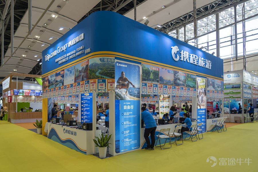 Due to travel restrictions during the domestic pandemic, this online travel agency suffered significant losses in the first quarter, but expects substantial profits on the horizon. Key focus. * Trip.com recorded a loss of 0.989 billion yuan in the first quarter, with a 12% decrease in revenue from the previous quarter. * Despite the poor performance, the company remains optimistic about the potential boom in outbound tourism from China after the relaxation of travel restrictions. Author of this article: An Kelun Today, operating an online travel agency in China is very difficult. $Trip.com (TCOM.US)$Feeling the pain of this, the Shanghai-based online travel industry giant recently announced what appears to be a lackluster first-quarter performance. However, company executives are still optimistic, believing that the company will catch the global tourism gold rush, which will soon arrive in China once the country reopens its borders. First, the bad news. Trip.com reported a loss of 0.989 billion yuan (approximately 0.148 billion dollars) in the first three months of this year, reversing last year's profit of 1.78 billion yuan. Total revenue for the quarter amounted to 4.1 billion yuan, down 12% from the previous quarter, and roughly the same as the same period last year. Trip.com CEO Sun Jie stated that the company has weathered the ups and downs of the tourism industry for many years and fully utilized the experiences and lessons learned during the pandemic. She said that the key to survival is to hold onto cash, and the company has ample cash, with cash holdings of 33.3 billion yuan as of the end of March. Although the performance is not impressive, the executives at Trip.com have a compelling story to tell investors and analysts-...