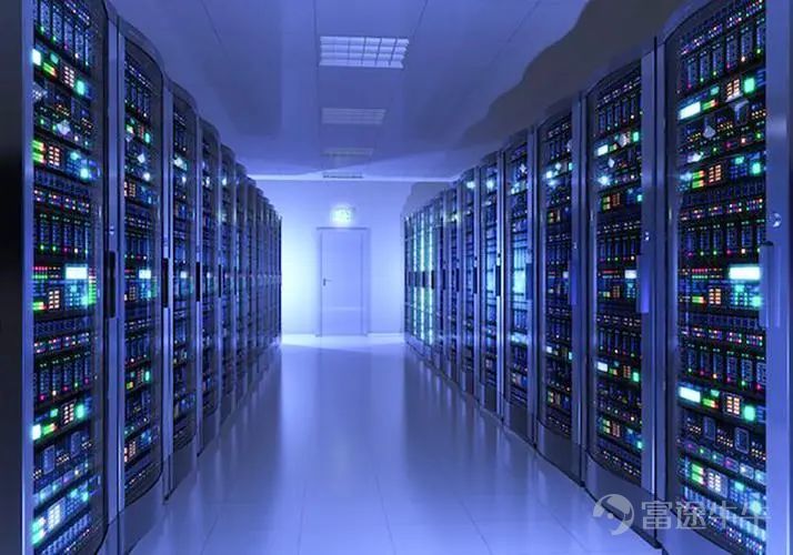 文|言財 言財 原創出品 生成式AI在2023年大爆發，並快速滲透進大衆生活，而相比於在C端中狂熱爆火，AI在B端企業中走的緩慢。 IDC 最近發佈了備受期待的 FutureScape 報告  《IDC FutureScape：2024 年全球 IT 行業預測》，對 IT 行業的未來以及人工智能 （AI） 的關鍵作用進行了令人信服的一瞥。在這篇文章中，我們將探討今年 IDC 預測的關鍵要點，強調人工智能將對整個技術格局和企業運營方式產生深遠影響。 今年的預測集中在人工智能作爲技術領域突破性拐點的出現上。雖然人工智能並不是一個新概念，但 OpenAI 在 2022 年底發佈的 GPT-3.5 系列起到了催化劑的作用，吸引了全球關注，並導致對生成式人工智能的投資激增。 有鑑於此，IDC 預計到 2027 年，全球在 AI 解決方案上的支出將飆升至 5000 億美元以上。反過來，這將在技術投資分配方面發生顯着轉變，以實施人工智能和採用人工智能增強的產品和服務。 IDC 全球研究集團副總裁 Rick Villars 總結了這一變革時刻，他說：“每...